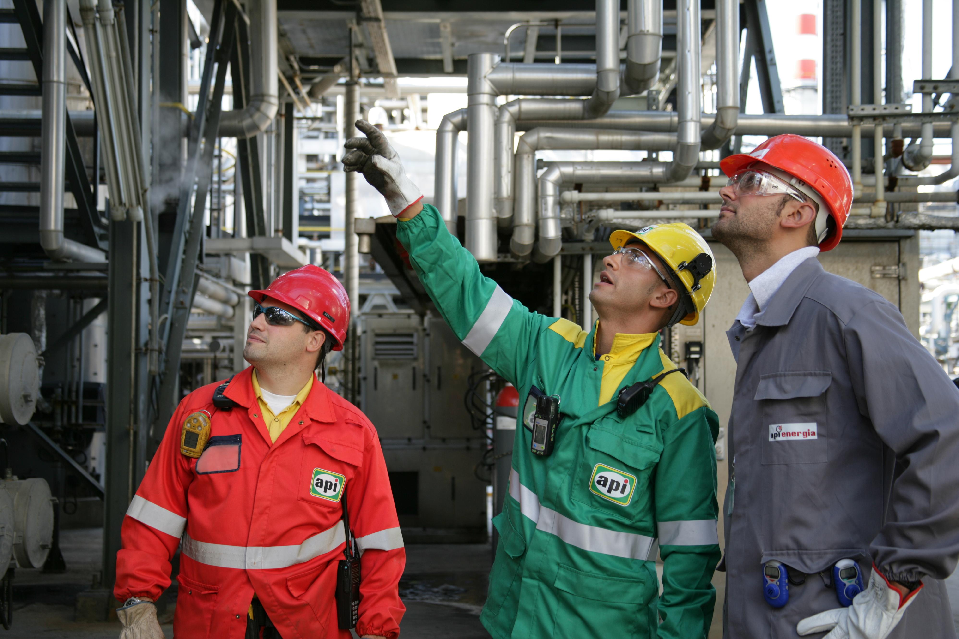 operai al lavoro tra gli impianti - Copia